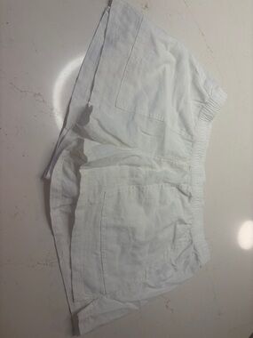 Universal Thread White Lightweight Athletic Shorts with Patch Pockets